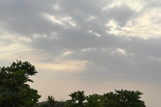 राजस्थान में बारिश के बादलों से ढका आसमान