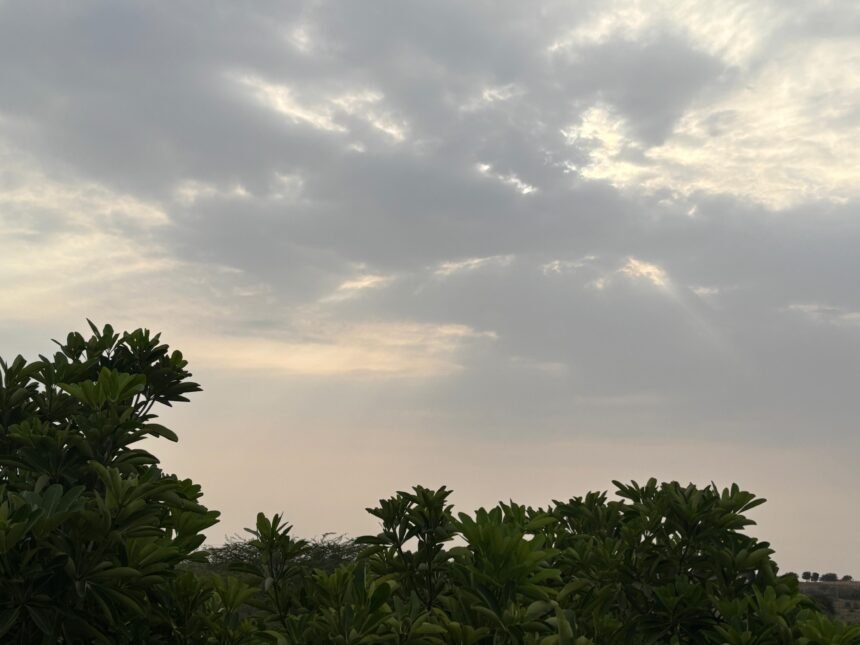 राजस्थान में बारिश के बादलों से ढका आसमान