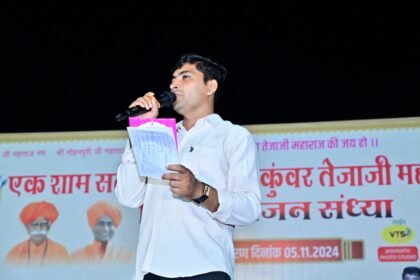 राजस्थान के प्रसिद्ध मंच संचालक और शिक्षक रमेश मिर्धा, पारंपरिक परिधान में मंच पर प्रभावशाली अभिव्यक्ति के साथ।