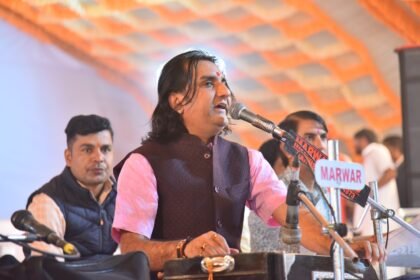 राजस्थान के भजन सम्राट प्रकाश माली – पारंपरिक भक्ति गायन करते हुए, राजस्थानी पोशाक में मंच पर प्रस्तुति देते हुए।