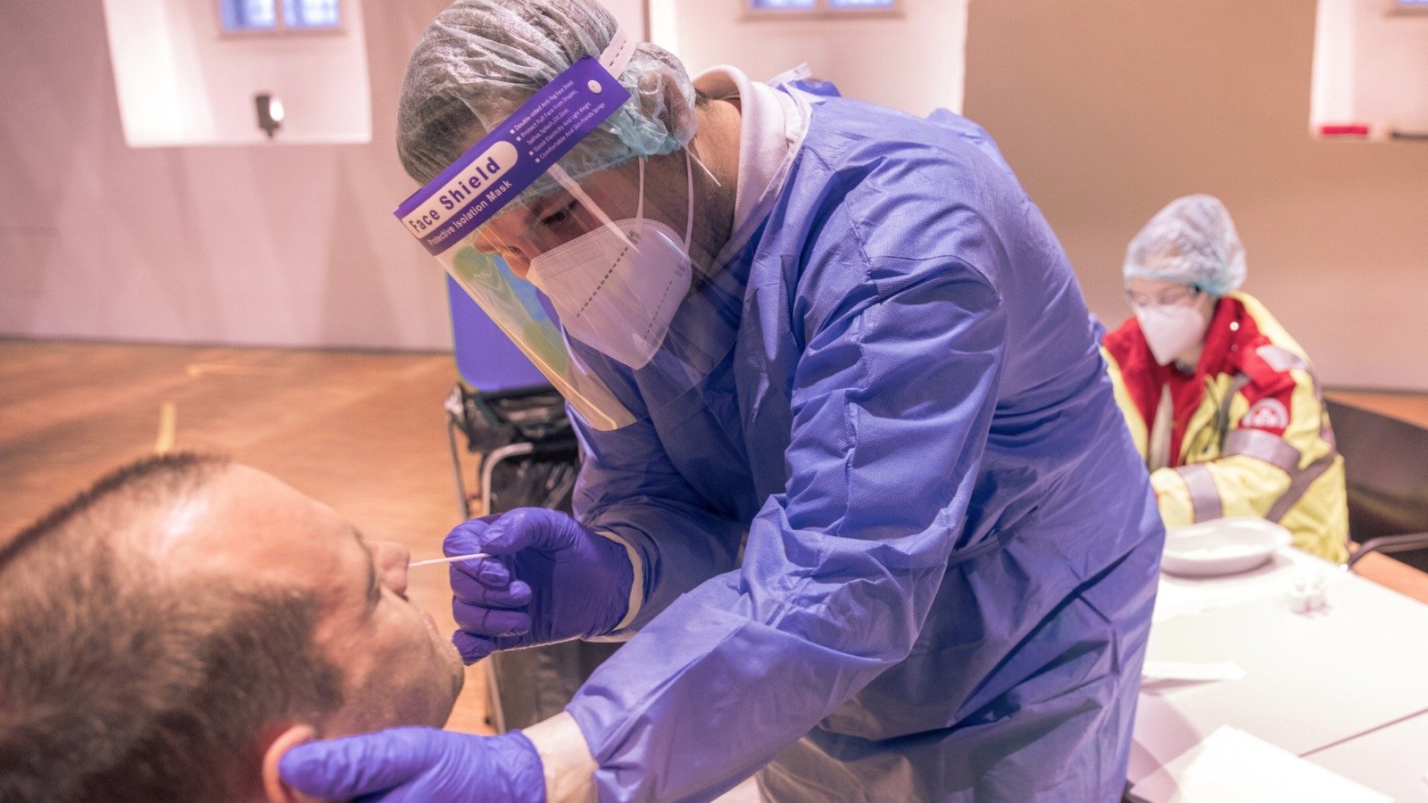 कोविड जांच केंद्र में लोग, भारत जून 2025