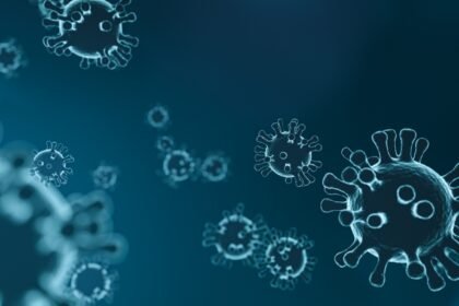 केरल में कोरोना के नए मरीजों की संख्या बढ़ी, मास्क पहने लोग अस्पताल के बाहर