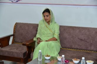 डॉ. प्रियंका चौधरी, बाड़मेर की पहली महिला विधायक, चुनावी जीत के बाद जनता को संबोधित करती हुई।