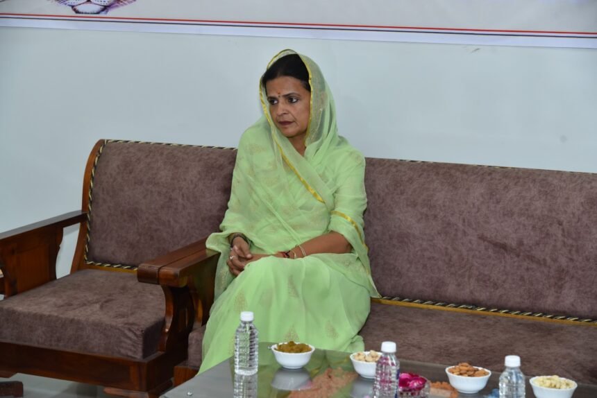 डॉ. प्रियंका चौधरी, बाड़मेर की पहली महिला विधायक, चुनावी जीत के बाद जनता को संबोधित करती हुई।