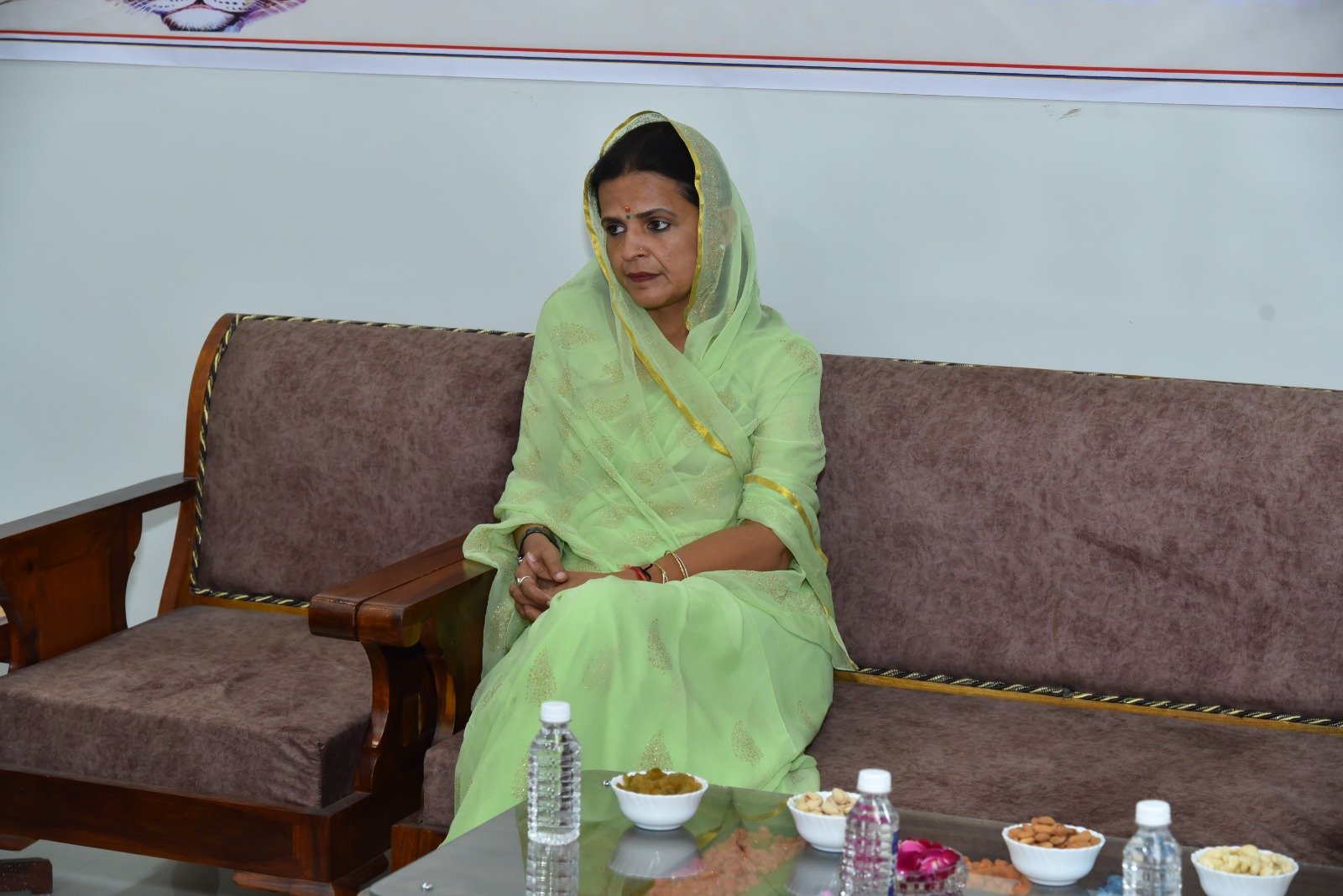 डॉ. प्रियंका चौधरी, बाड़मेर की पहली महिला विधायक, चुनावी जीत के बाद जनता को संबोधित करती हुई।