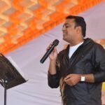 गजेंद्र अजमेरा – राजस्थानी लोकगायक, पारंपरिक परिधान में मंच पर प्रस्तुति देते हुए।