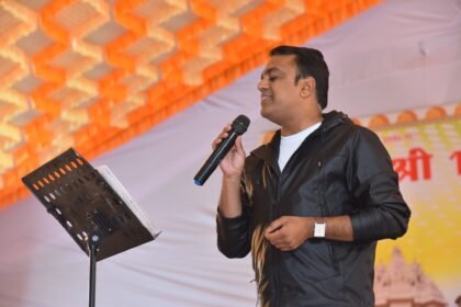 गजेंद्र अजमेरा – राजस्थानी लोकगायक, पारंपरिक परिधान में मंच पर प्रस्तुति देते हुए।