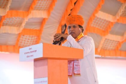 कैलाश चौधरी किसानों से बातचीत करते हुए – एक जमीनी नेता की छवि