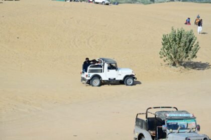सैम सैंड ड्यून्स, जैसलमेर थार सफारी करते पर्यटक