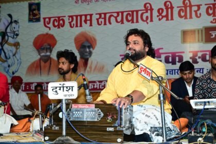 भजन गायक गजेंद्र राव – पारंपरिक परिधान में भक्ति संध्या के दौरान मंच पर भजन गाते हुए।