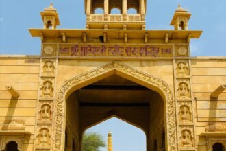 तनोट माता मंदिर का मुख्य द्वार, बीएसएफ सुरक्षा के साथ, जैसलमेर सीमा के पास स्थित