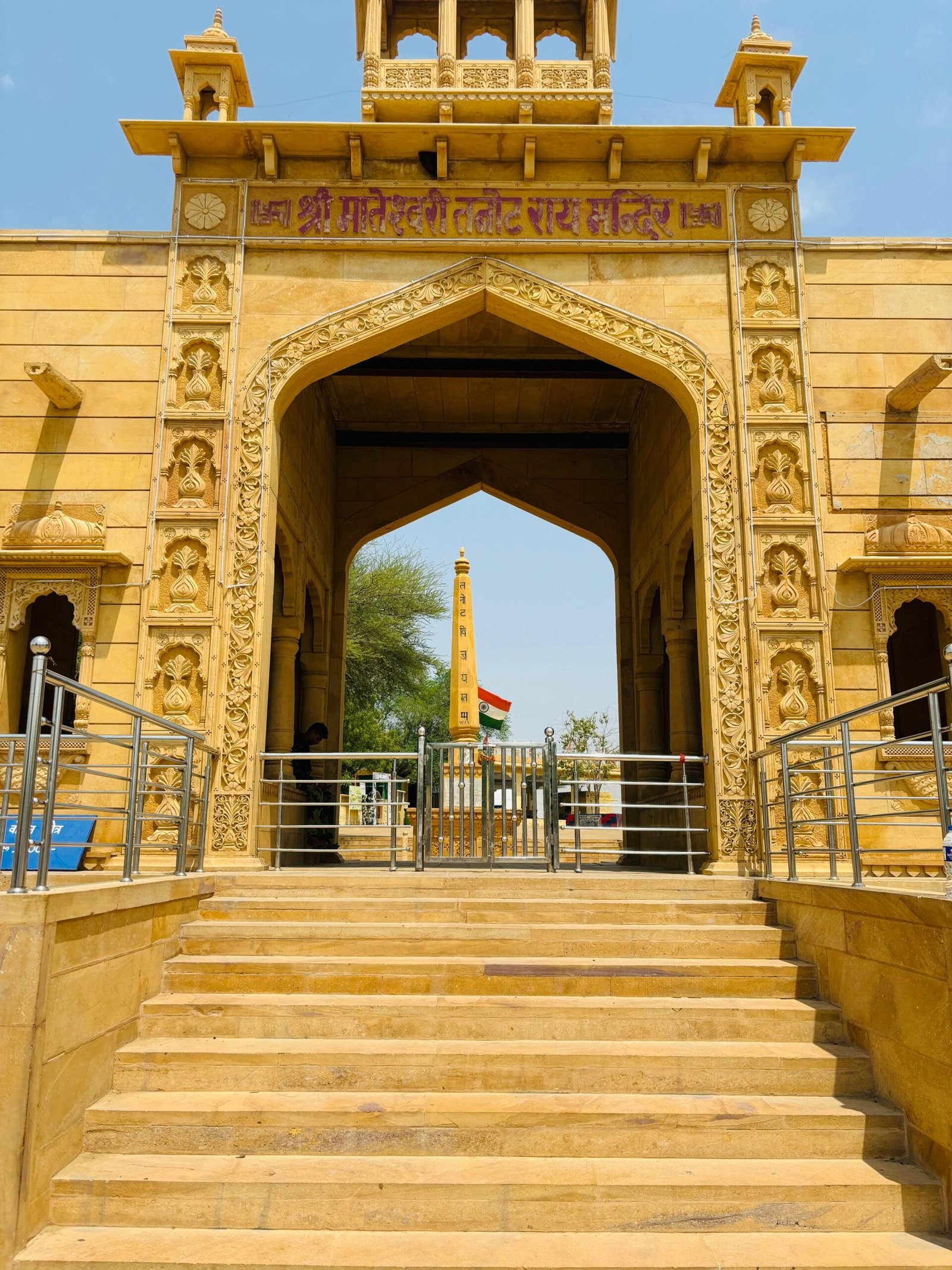 तनोट माता मंदिर का मुख्य द्वार, बीएसएफ सुरक्षा के साथ, जैसलमेर सीमा के पास स्थित