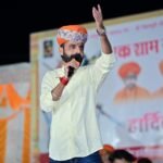राजस्थान के प्रसिद्ध भजन गायक तुलछाराम भनगावा, पारंपरिक पोशाक में मंच पर भक्ति भाव से गायन करते हुए।