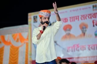 राजस्थान के प्रसिद्ध भजन गायक तुलछाराम भनगावा, पारंपरिक पोशाक में मंच पर भक्ति भाव से गायन करते हुए।