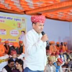उम्मेदा राम बेनीवाल का एक आधिकारिक फोटो, जो राजस्थान के बाड़मेर से सांसद हैं, वे गंभीर और आत्मविश्वासी मुद्रा में खड़े हुए हैं।