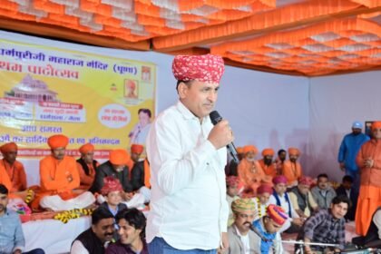उम्मेदा राम बेनीवाल का एक आधिकारिक फोटो, जो राजस्थान के बाड़मेर से सांसद हैं, वे गंभीर और आत्मविश्वासी मुद्रा में खड़े हुए हैं।