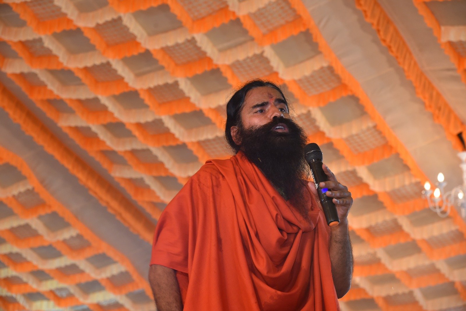 बाबा रामदेव योग सिखाते हुए – भारत के योगगुरु का प्रेरणादायक रूप