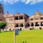 राजस्थान के चित्तौड़गढ़ में सांवरिया सेठ मंदिर का मुख्य द्वार और संगमरमर से निर्मित आकर्षक वास्तुकला