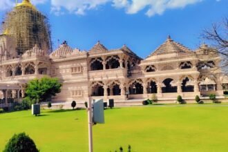 राजस्थान के चित्तौड़गढ़ में सांवरिया सेठ मंदिर का मुख्य द्वार और संगमरमर से निर्मित आकर्षक वास्तुकला