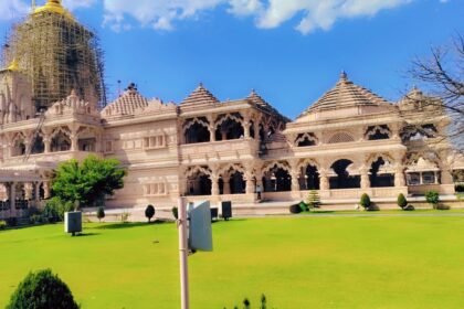 राजस्थान के चित्तौड़गढ़ में सांवरिया सेठ मंदिर का मुख्य द्वार और संगमरमर से निर्मित आकर्षक वास्तुकला